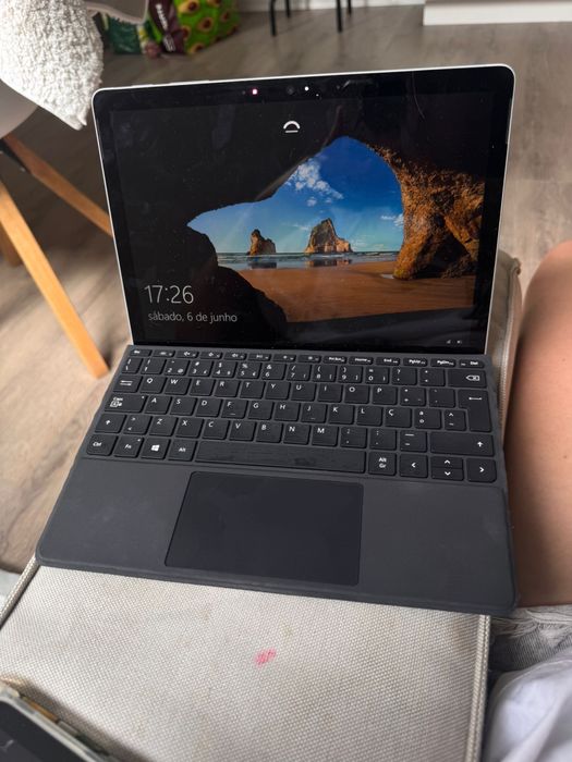 Microsoft Surface Go + Teclado + Cartão 64GB