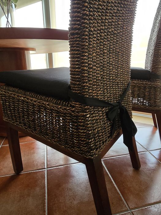 Mesa oval de jantar de madeira maciça Nogueira  (não extensível) e 4 cadeiras rattan resistente.