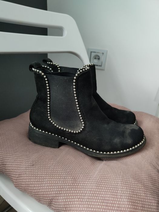 Czarne zamszowe botki sztyblety z perełkami 38