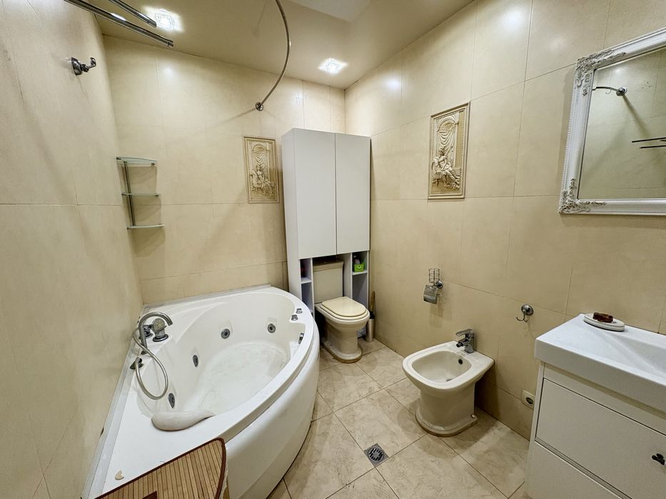 Продається 3х кімнатна квартра 105м2, вул. Дружби Народів 228а