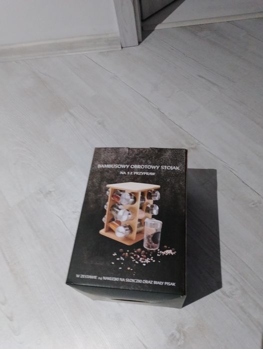 Bambusowy obrotowych stojak na 12 przypraw.