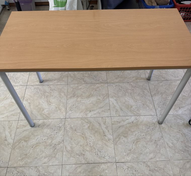 Mesa secretaria con tampo em madeira