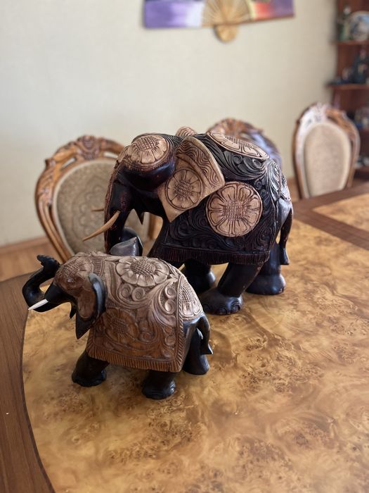 Великі слони різьблені
