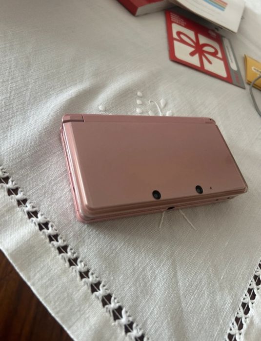 Consola Nintendo 3DS Coral Pink Desbloqueada (Full Box) + Cartão SD Extra com Desbloqueio