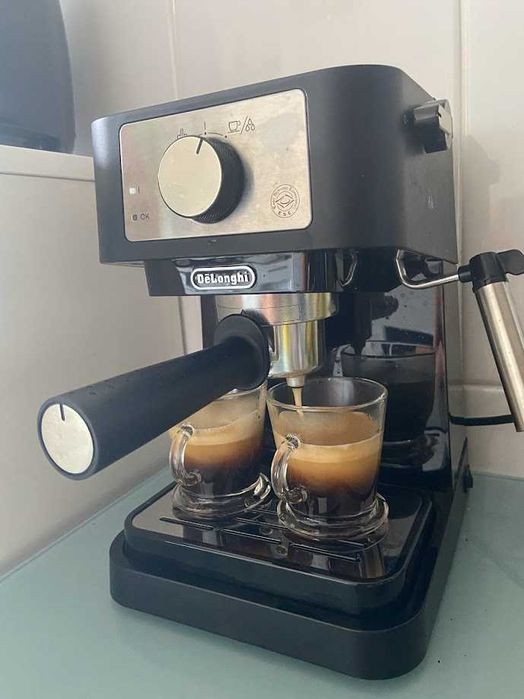 Máquina de café espresso Delonghi, sistema Capuccino, 15 bar.