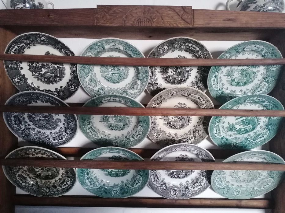 Conjunto escaparate/estanheira/estante e loiça "cavalinho"/"Estátua"