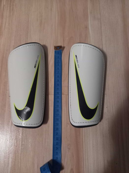 Футбольные щитки Nike