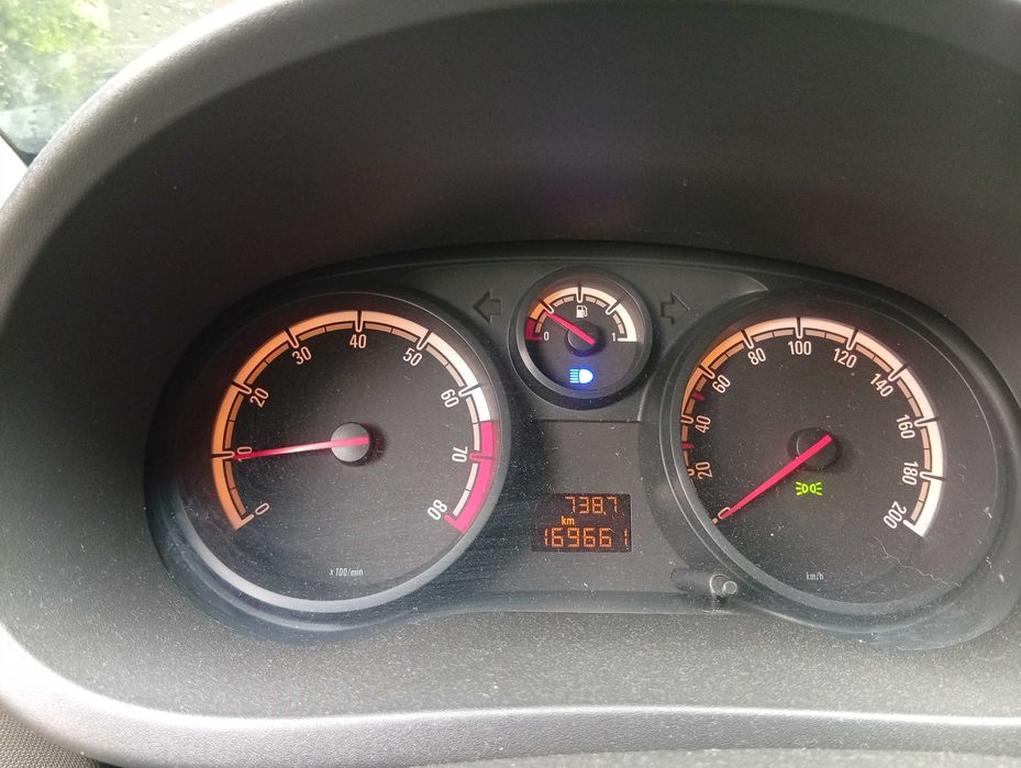 Opel corsa 1.2 rok 2010