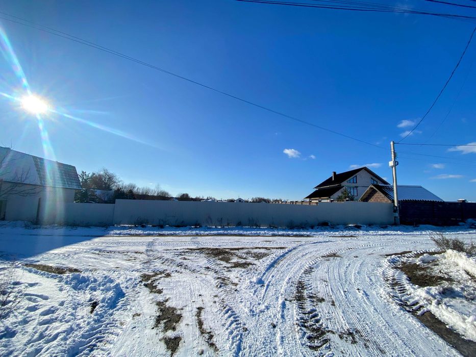 Продаж ділянки з готовим фундаментом та усіма комунікаціями біля лісу!