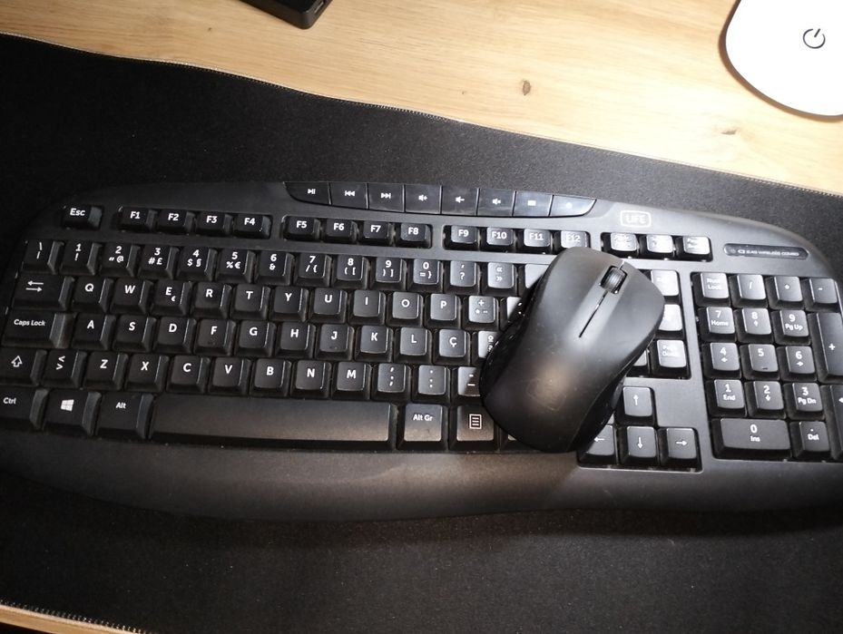 Teclado e ratos sem fios