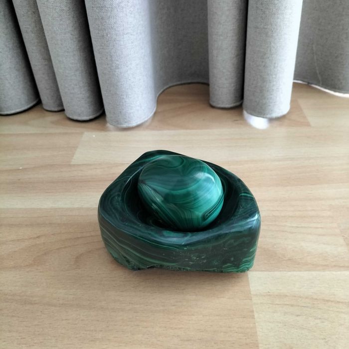 Peça decorativa ovo + base em malaquite genuína do Congo