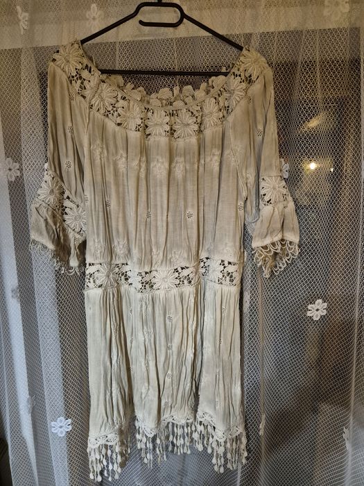 Sukienka zdobiona w kwiaty r46