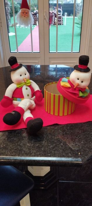Bonecos de neve e boneco em caixa que faz de guarda jóias