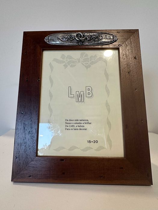 Moldura bodas de prata, em madeira, com aplicações em estanho.