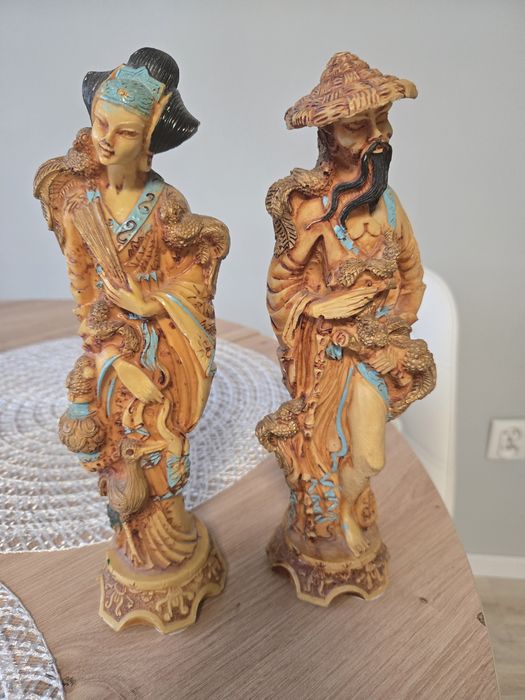 Statuetki azjatyckiej kobiety i mężczyzny