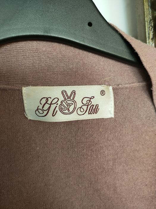 Beżowy sweter damski