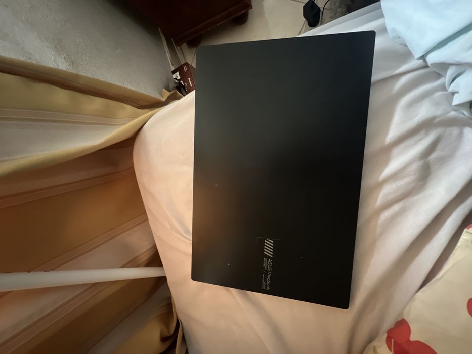 Vendo ASUS VivoBook Go 15 15.6", modelo E1504FA-R57BLHDPS1, em bom estado e totalmente funcional.