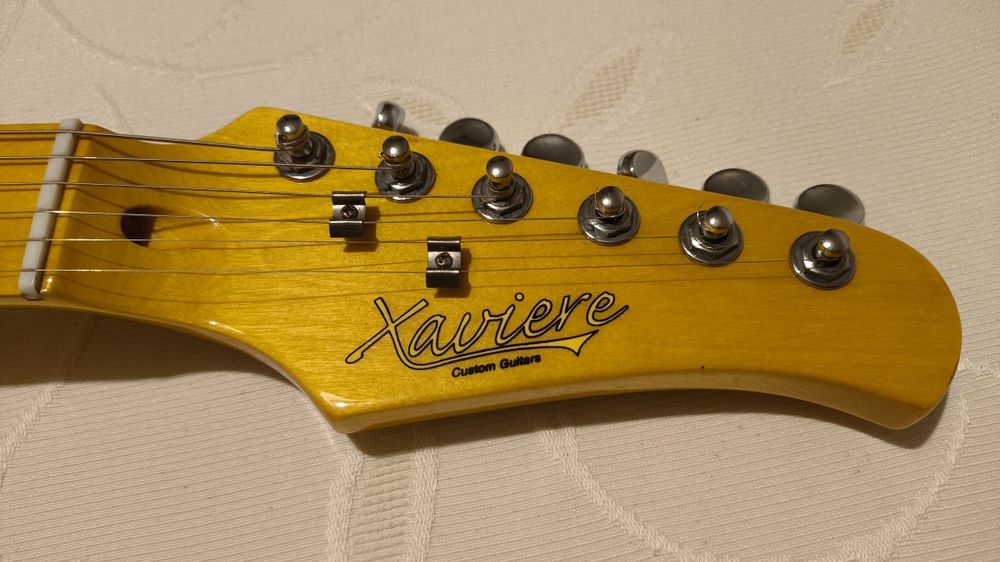 Guitarra Xaviere semi hallow body