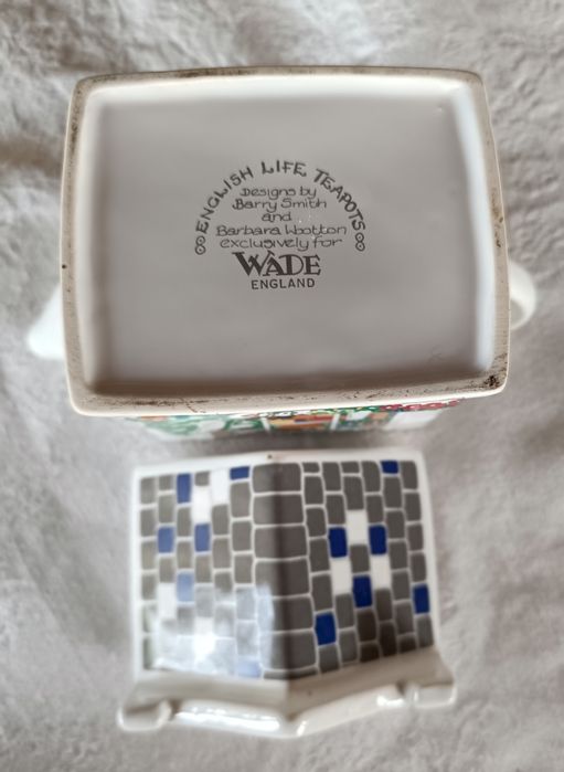 Bule em cerâmica e porcelana com acabamento brilhante.Excelente estado