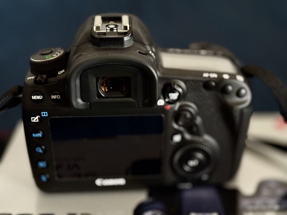 Canon EOS 5D mark IV (5tys zdjęć) + EF 16-35mm+ EF 100mm+ EX DG 28-80