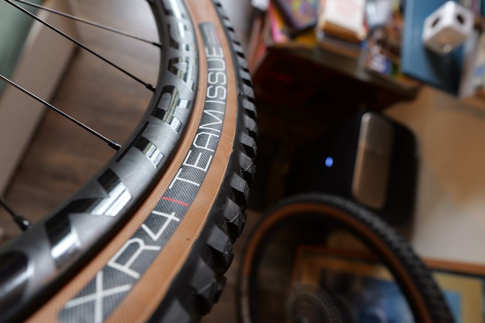 Bontrager XR4 29" 2.4 Team Issue TLR brązowa opony brązowe set komplet