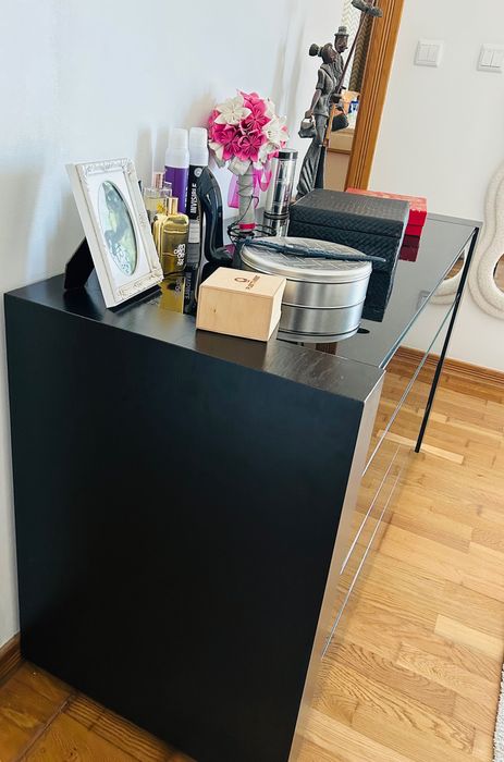 Cómoda em preto e com vidro