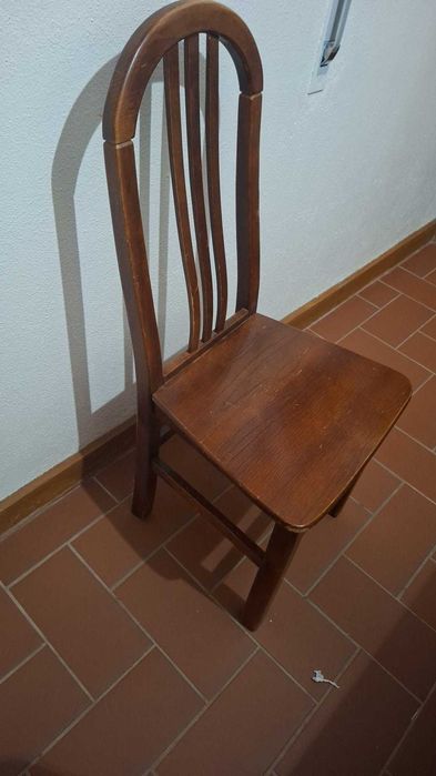 Vendo mesa de jantar e seis cadeiras