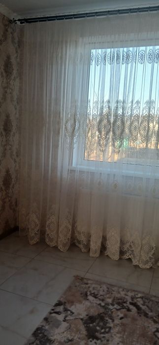 Тюль кольору айворі та біла з вирізом на балкон