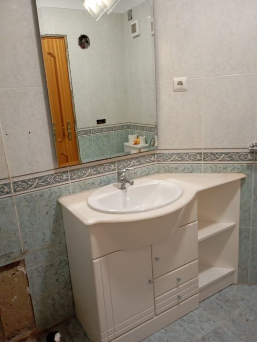 Móvel de WC com espelho e torneira