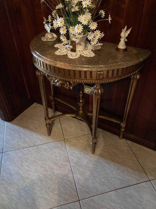 Credência com tampo de mármore