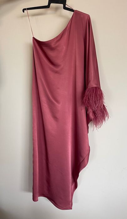 Vestido de manga comprida com decote assimétrico e detalhes em penas L