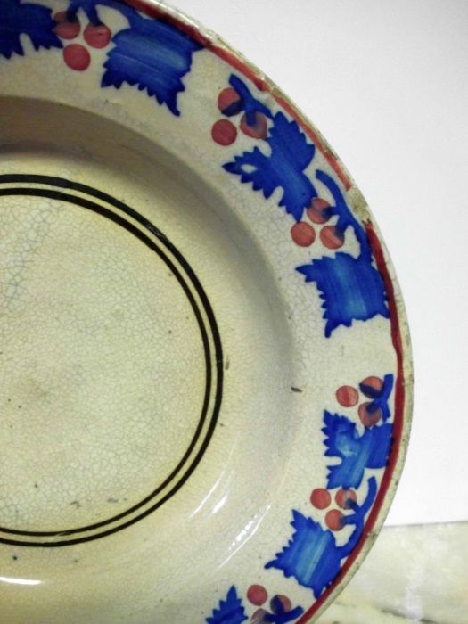 lindo antigo prato em faiança portuguesa com motivo Azevinho