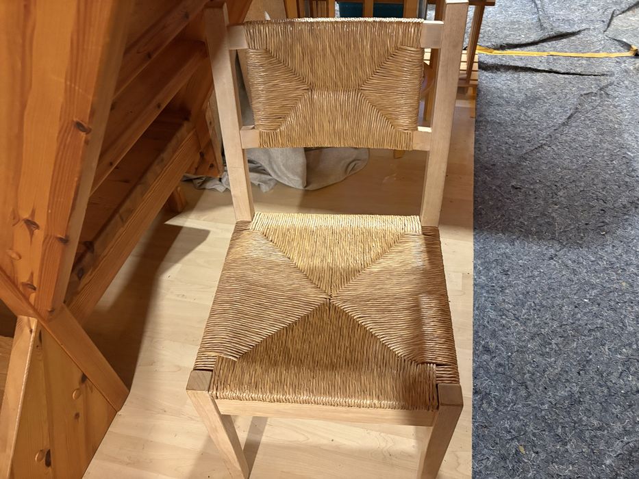 Krzesla sosnowe z wikliną