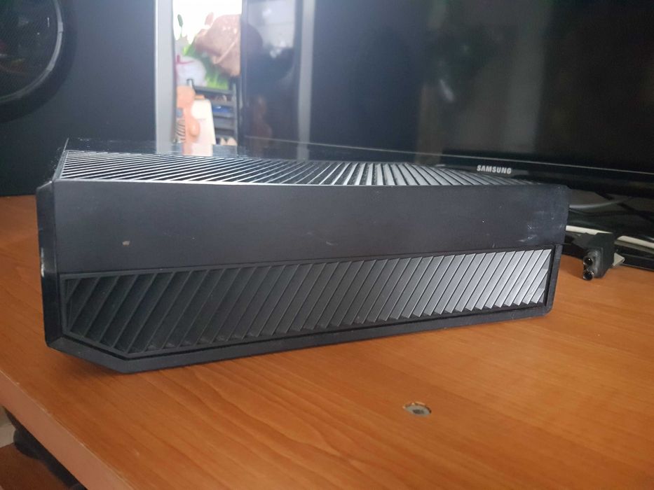 Xbox One тільки сама приставка без нічого