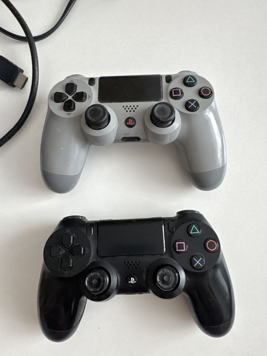 Konsola Ps4 z 2padami i 4 grami