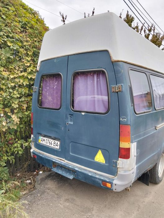 Автомобіль Газель 2001 року 9 місць.