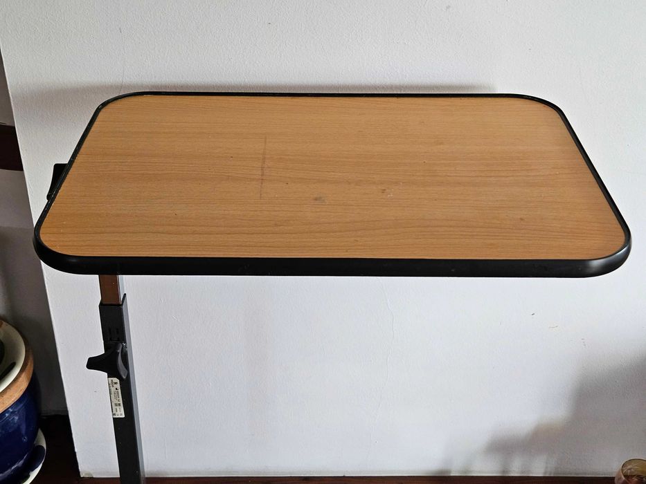 Stolik przyłóżkowy