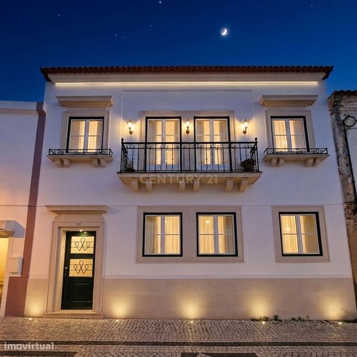 Moradia Bifamiliar T6+2 - Centro de Rio Maior
