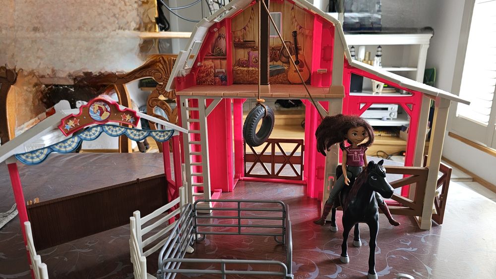 Zagroda dla Koni, laleczka oraz konik.Bardzo dobry sta