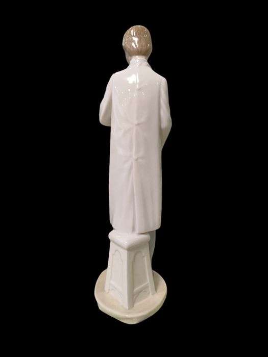 Доктор врач Фарфоровая статуэтка