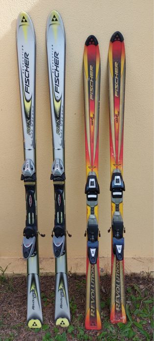 Skis dois pares sem uso