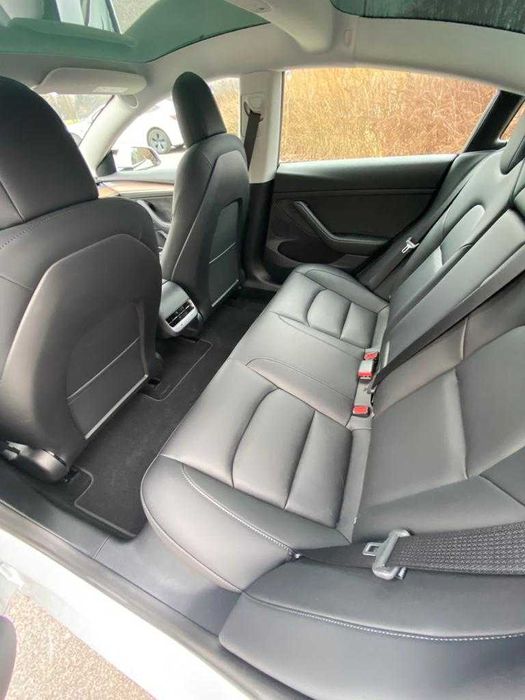 TESLA 3 SR wnętrze All Blac Partial elektryk wynajem Śląsk
