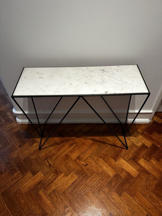 Mesa em ferro e pedra