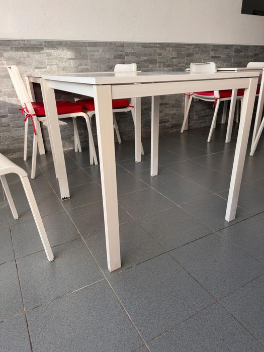 Conjunto mesas e cadeiras