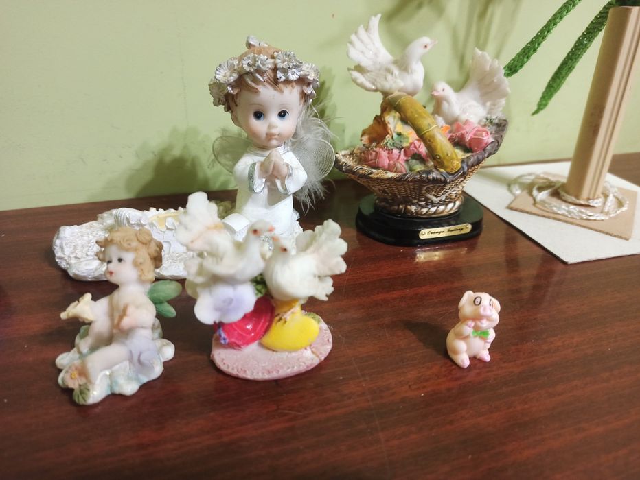 Набір маленьких статуеток та предметів інтер'єру