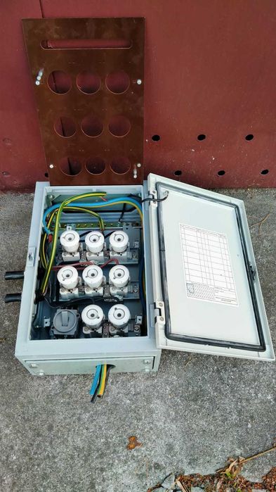 Skrzynka elektryczna natynkowa zewnętrzna