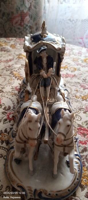 Фарфоровая статуэтка карета
