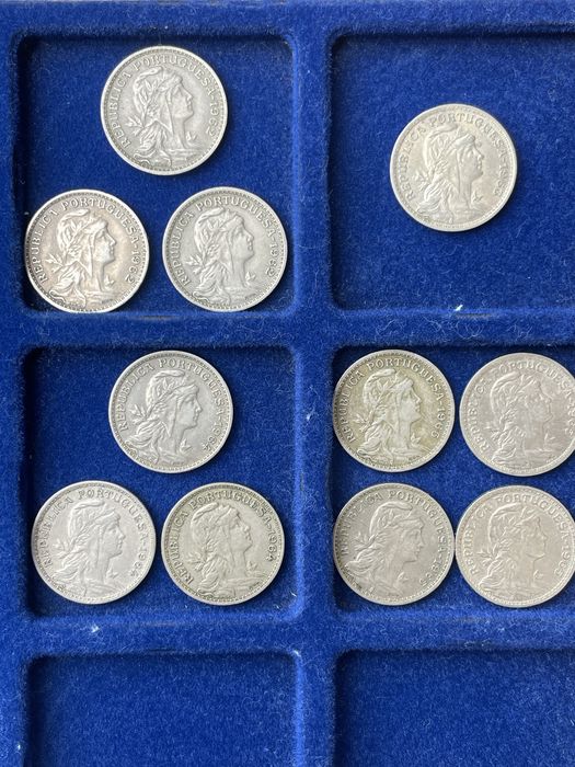Moedas 50 centimos em alpaca e 10$00 de 1933 prata