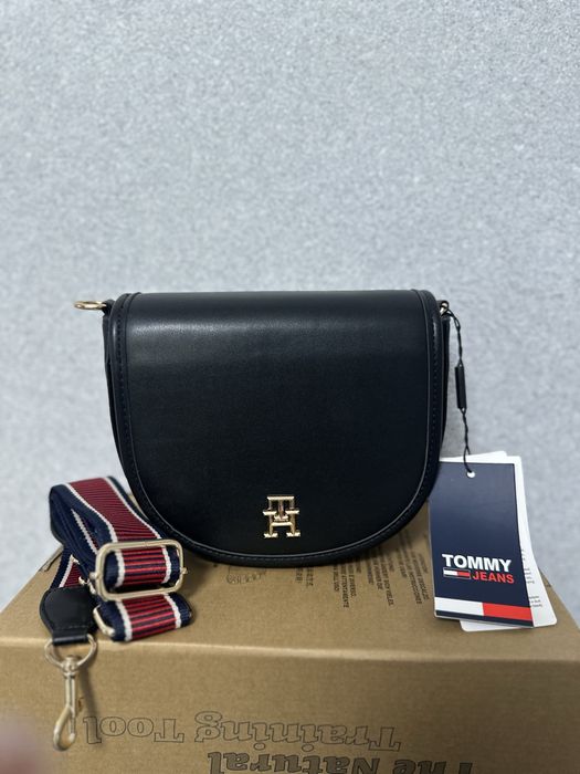Чорна сумка Tommy Hilfiger