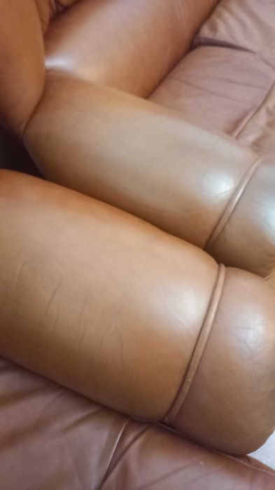 Conjunto sofá-cama e individual em couro. Em bom estado.